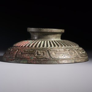A large Chinese inscribed archaic bronze cover of a 'Gui 簋' vessel, Western Zhou — photo 3
