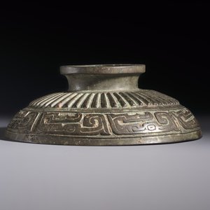 A large Chinese inscribed archaic bronze cover of a 'Gui 簋' vessel, Western Zhou — photo 4