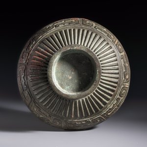 A large Chinese inscribed archaic bronze cover of a 'Gui 簋' vessel, Western Zhou — photo 5