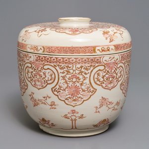 A large Chinese iron red and gilt bowl and cover, Kangxi — 照片 1