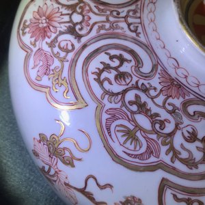 A large Chinese iron red and gilt bowl and cover, Kangxi — 照片 16