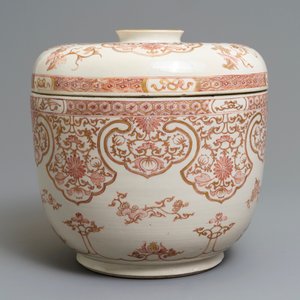 A large Chinese iron red and gilt bowl and cover, Kangxi — 照片 3