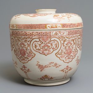 A large Chinese iron red and gilt bowl and cover, Kangxi — 照片 4