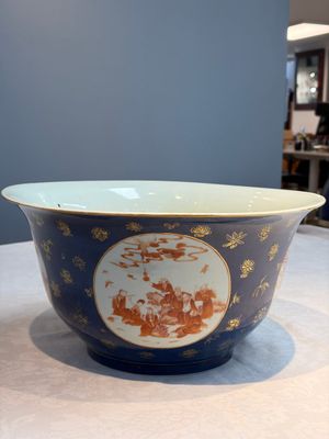 A large Chinese iron-red and gilt-decorated powder-blue-ground bowl with narrative design, 19th C. — photo 1