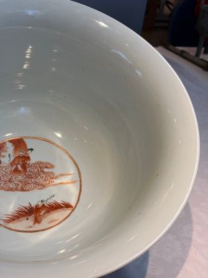 A large Chinese iron-red and gilt-decorated powder-blue-ground bowl with narrative design, 19th C. — photo 11
