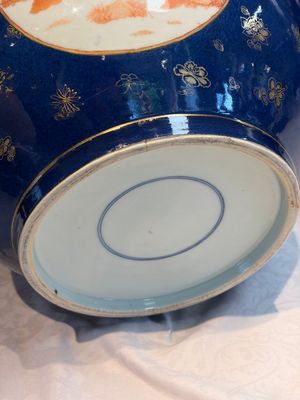 A large Chinese iron-red and gilt-decorated powder-blue-ground bowl with narrative design, 19th C. — photo 12