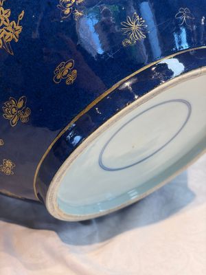 A large Chinese iron-red and gilt-decorated powder-blue-ground bowl with narrative design, 19th C. — photo 13