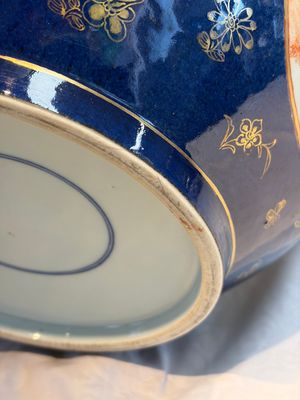 A large Chinese iron-red and gilt-decorated powder-blue-ground bowl with narrative design, 19th C. — photo 14