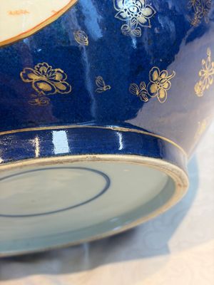 A large Chinese iron-red and gilt-decorated powder-blue-ground bowl with narrative design, 19th C. — photo 15