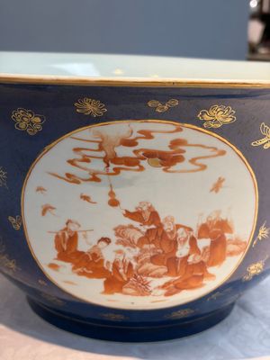 A large Chinese iron-red and gilt-decorated powder-blue-ground bowl with narrative design, 19th C. — photo 2