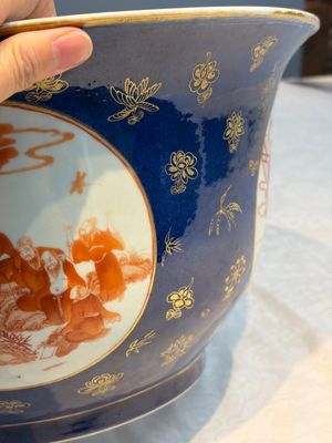 A large Chinese iron-red and gilt-decorated powder-blue-ground bowl with narrative design, 19th C. — photo 3
