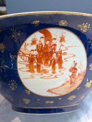 A large Chinese iron-red and gilt-decorated powder-blue-ground bowl with narrative design, 19th C. — photo 4