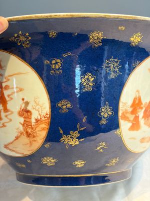 A large Chinese iron-red and gilt-decorated powder-blue-ground bowl with narrative design, 19th C. — photo 5