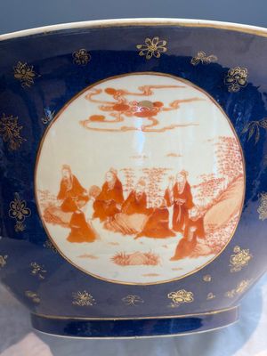 A large Chinese iron-red and gilt-decorated powder-blue-ground bowl with narrative design, 19th C. — photo 6
