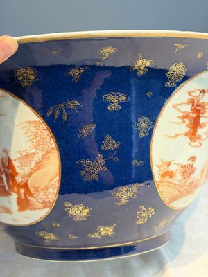 A large Chinese iron-red and gilt-decorated powder-blue-ground bowl with narrative design, 19th C. — photo 7