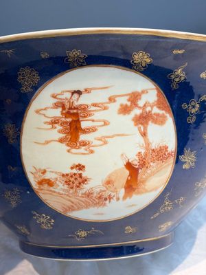 A large Chinese iron-red and gilt-decorated powder-blue-ground bowl with narrative design, 19th C. — photo 8