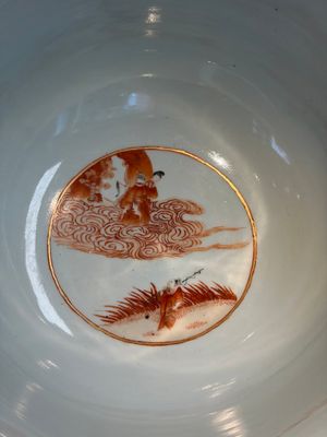 A large Chinese iron-red and gilt-decorated powder-blue-ground bowl with narrative design, 19th C. — photo 9