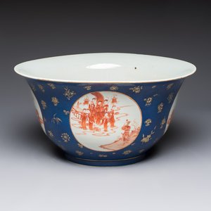 A large Chinese iron-red and gilt-decorated powder-blue-ground bowl with narrative design, 19th C. — photo 1