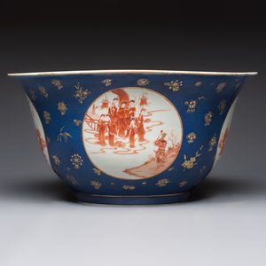 A large Chinese iron-red and gilt-decorated powder-blue-ground bowl with narrative design, 19th C. — photo 2