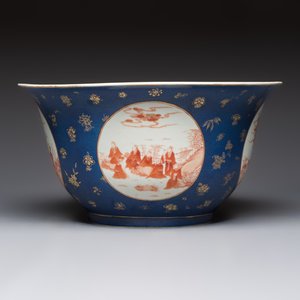 A large Chinese iron-red and gilt-decorated powder-blue-ground bowl with narrative design, 19th C. — photo 3