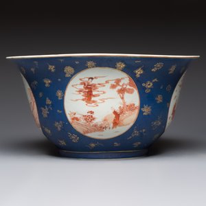 A large Chinese iron-red and gilt-decorated powder-blue-ground bowl with narrative design, 19th C. — photo 4