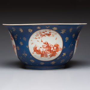 A large Chinese iron-red and gilt-decorated powder-blue-ground bowl with narrative design, 19th C. — photo 5