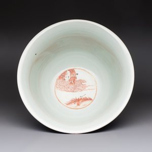 A large Chinese iron-red and gilt-decorated powder-blue-ground bowl with narrative design, 19th C. — photo 6
