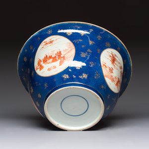 A large Chinese iron-red and gilt-decorated powder-blue-ground bowl with narrative design, 19th C. — photo 7