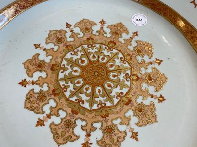 A large Chinese iron-red and gilt dish with ornamental design, Qianlong — photo 2