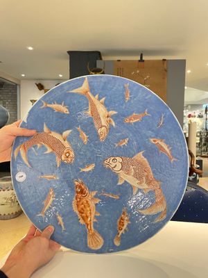 A large Chinese iron-red-decorated blue-ground 'carps' dish, 19th C. — foto 1