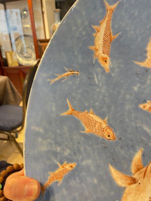 A large Chinese iron-red-decorated blue-ground 'carps' dish, 19th C. — foto 11