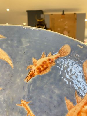 A large Chinese iron-red-decorated blue-ground 'carps' dish, 19th C. — foto 12