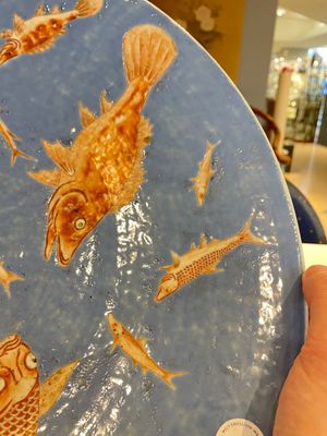 A large Chinese iron-red-decorated blue-ground 'carps' dish, 19th C. — foto 13