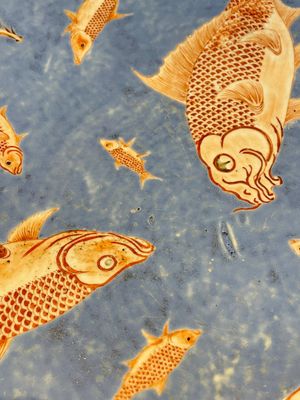 A large Chinese iron-red-decorated blue-ground 'carps' dish, 19th C. — foto 14