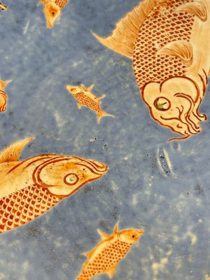 A large Chinese iron-red-decorated blue-ground 'carps' dish, 19th C. — foto 15