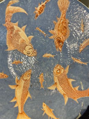 A large Chinese iron-red-decorated blue-ground 'carps' dish, 19th C. — foto 5