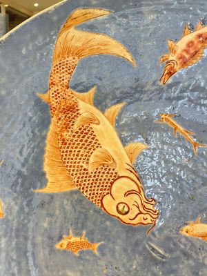 A large Chinese iron-red-decorated blue-ground 'carps' dish, 19th C. — foto 6