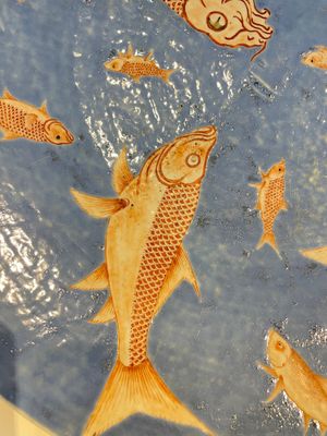 A large Chinese iron-red-decorated blue-ground 'carps' dish, 19th C. — foto 8