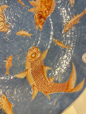 A large Chinese iron-red-decorated blue-ground 'carps' dish, 19th C. — foto 9