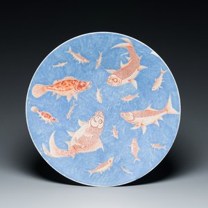 A large Chinese iron-red-decorated blue-ground 'carps' dish, 19th C. — foto 1