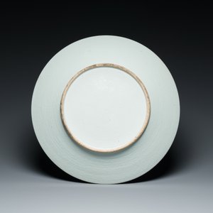 A large Chinese iron-red-decorated blue-ground 'carps' dish, 19th C. — foto 2