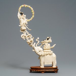 A large Chinese ivory group of an elephant with two ladies, 1st half 20th C. — 照片 1