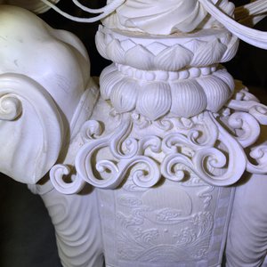 A large Chinese ivory group of an elephant with two ladies, 1st half 20th C. — 照片 12