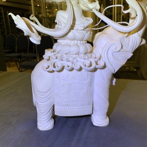 A large Chinese ivory group of an elephant with two ladies, 1st half 20th C. — 照片 14