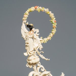 A large Chinese ivory group of an elephant with two ladies, 1st half 20th C. — 照片 4