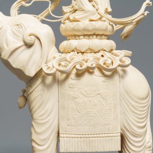 A large Chinese ivory group of an elephant with two ladies, 1st half 20th C. — 照片 5