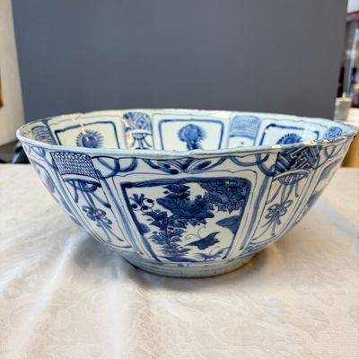 A large Chinese 'Kraak' blue and white 'Mountainous Landscape' bowl — foto 5