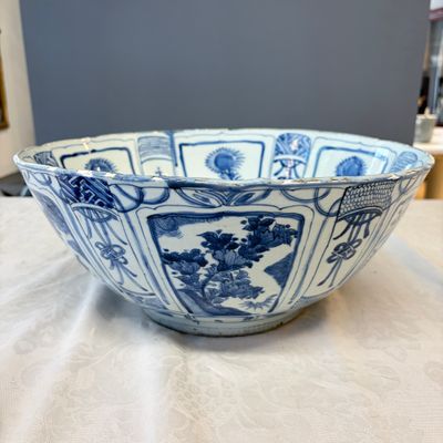 A large Chinese 'Kraak' blue and white 'Mountainous Landscape' bowl — foto 6