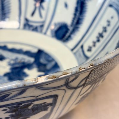 A large Chinese 'Kraak' blue and white 'Mountainous Landscape' bowl — foto 7