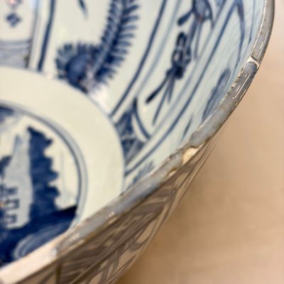 A large Chinese 'Kraak' blue and white 'Mountainous Landscape' bowl — foto 9